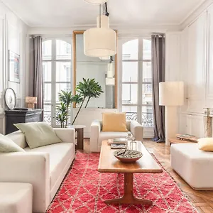 https://outstanding-parisian-flat-in-heart-ofcenter.fr-paris.fr